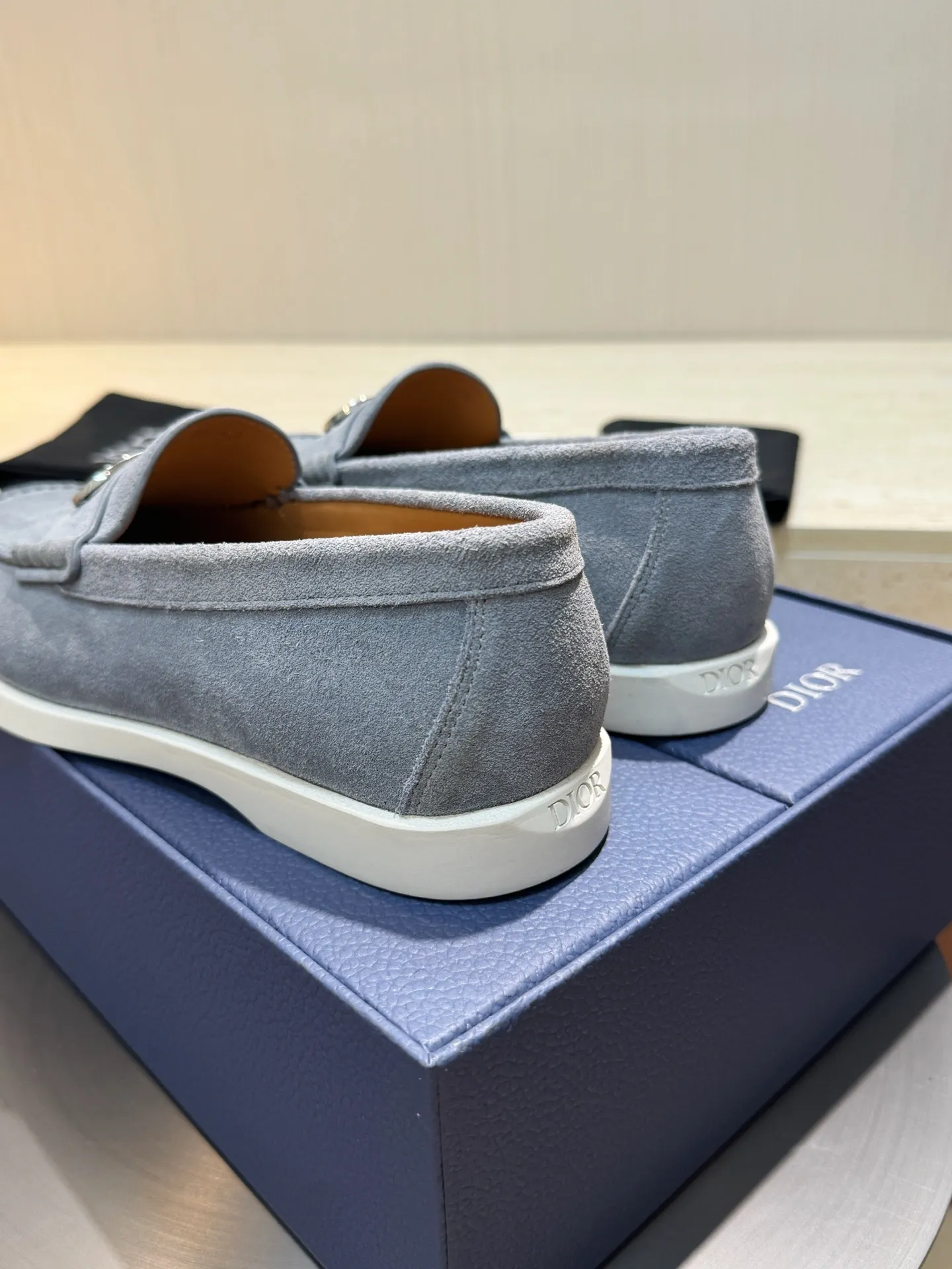 Factory price: 420💰Dior*Granville men's lace-up casual shoes-original replica Buy the original version and get a one-to-one replica. It is a casual dress shoe. Crafted from luxuriously soft navy suede, it features an Oblique printed panel on the upper. The lightweight white rubber sole adds sophistication, with an Oblique pattern engraved on the outsole and branding on the back. Adds elegance to any casual look. Imported cowhide suede + imported cowhide lining + original outsole Size: 39-44 (45 46 customized)